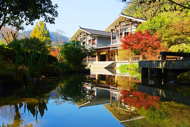 張家界黃龍洞景區(qū)：初冬秋色艷，游客樂(lè)享休閑時(shí)光（組圖）