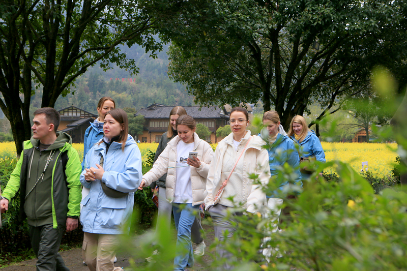 黃龍洞景區(qū)入境游持續(xù)升溫，國(guó)際“朋友圈”不斷擴(kuò)容